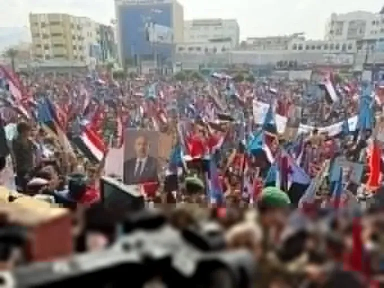 صحفي عدني يعلق على رفع صورة ”الخائن عيدروس الزبيدي” ومشاركة العسكريين في مظاهرة عدن
